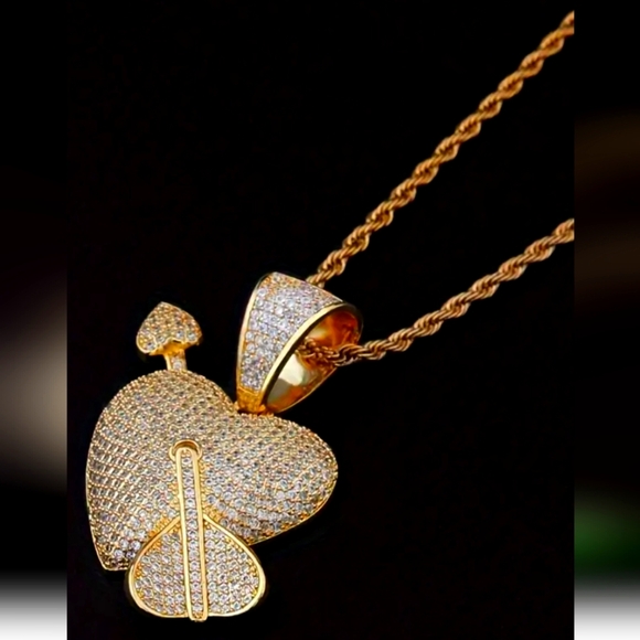 Jewelry - Elegant Gold Heart Pendant Necklace